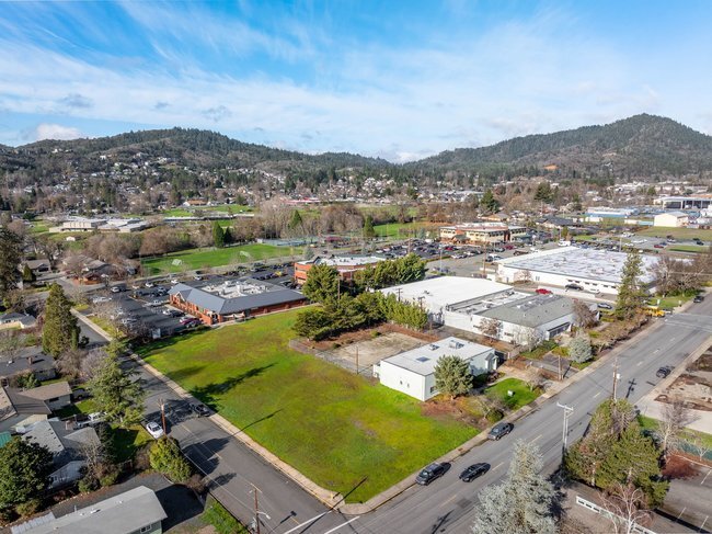 More Photos Of 1596 NW Washington Blvd, Grants Pass Industrial For Sale