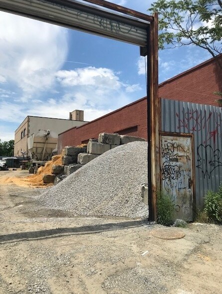 More Photos Of 592-608 Smith St, Brooklyn Warehouse For Lease
