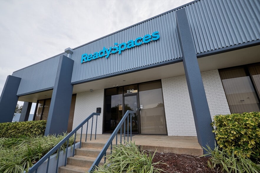 More Photos Of 1255 La Quinta Dr, Orlando Warehouse For Lease