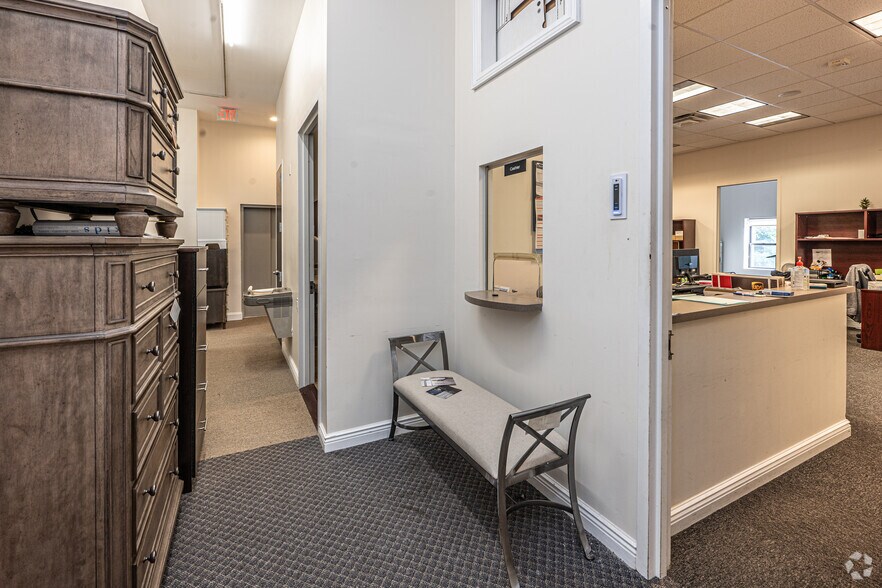 More Photos Of 607 Sunrise Hwy, Bellmore Storefront Retail Office For Sale