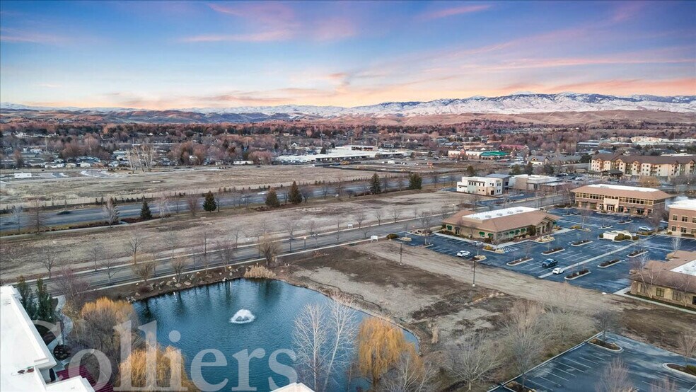 More Photos Of 441 E Riverside Dr, Eagle Restaurant For Lease