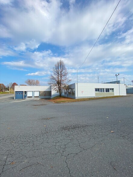 More Photos Of 235 Rue Saint-Louis, Warwick Manufacturing For Lease