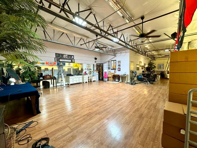 More Photos Of 5960 Topaz St, Las Vegas Light Distribution For Sale