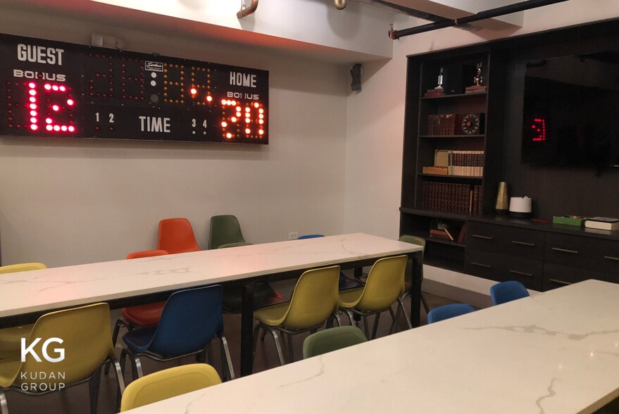 More Photos Of 312 W Chestnut St, Chicago Hotel For Lease