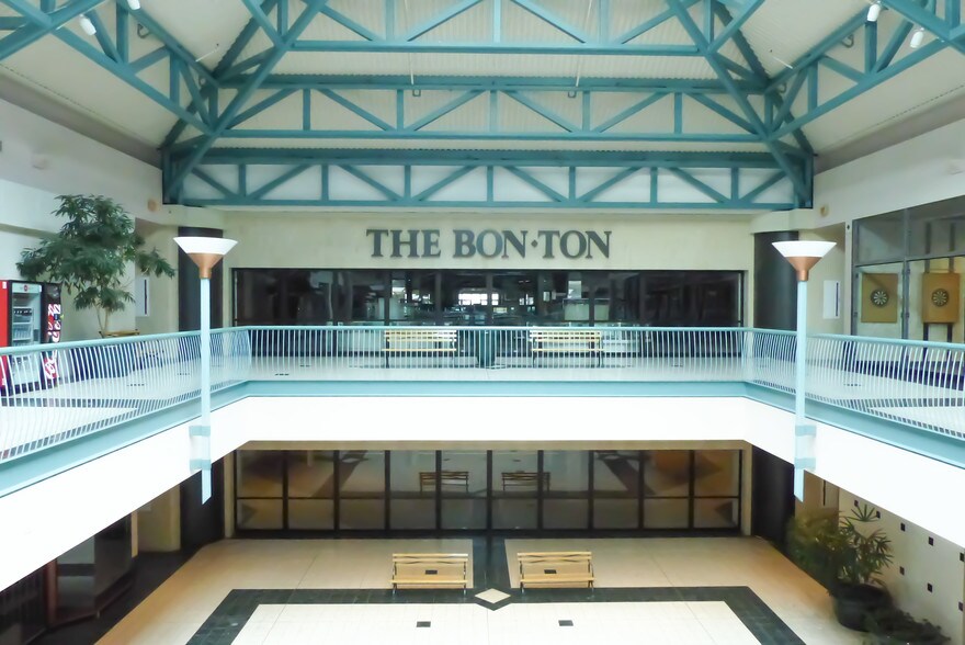 More Photos Of 550 Galleria Dr, Johnstown Department Store For Lease