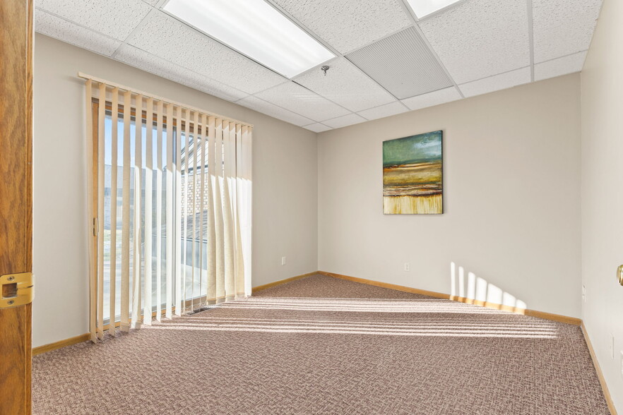 More Photos Of 2575 N Hamline Ave, Roseville Office For Sale