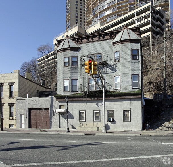 More Photos Of 1917-1919 Willow Ave, Weehawken Apartments For Lease