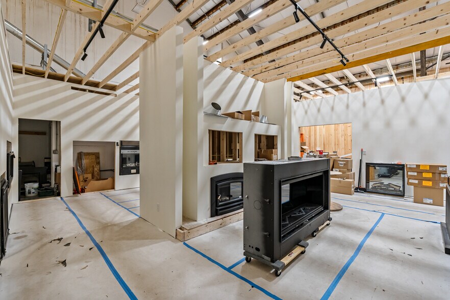 More Photos Of 1960 E Main Rd, Portsmouth Freestanding For Sale