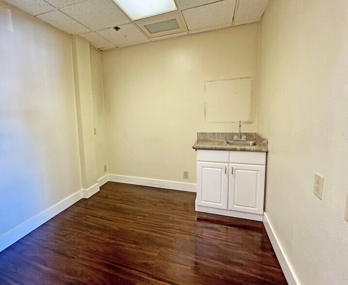 More Photos Of 1525 State St, Santa Barbara Office For Sale