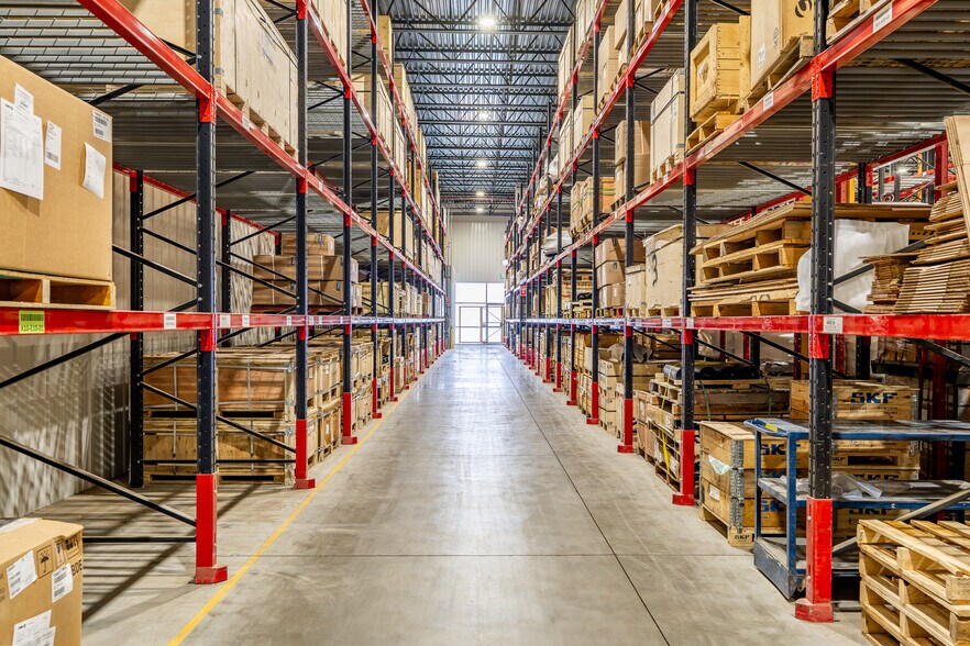 More Photos Of 816-818 Boul Industriel, Granby Industrial For Lease