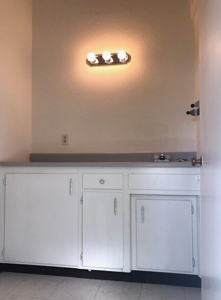 More Photos Of 913 Alene Ave, Ridgecrest Office For Lease