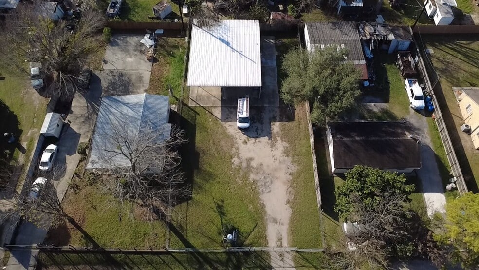 More Photos Of 11815 Beeville Dr, Houston Warehouse For Lease