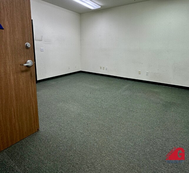 More Photos Of 855 E Easy St, Simi Valley Warehouse For Lease