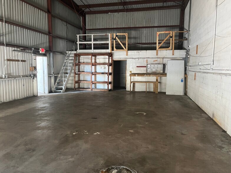 More Photos Of 2585 4th St, Fort Myers Warehouse For Sale