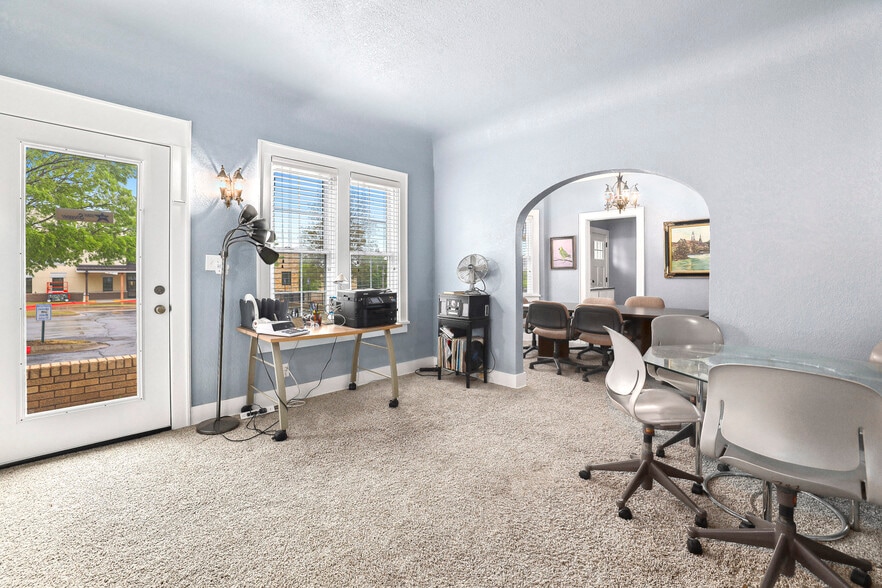More Photos Of 355 N College Ave, Fayetteville Office Residential For Lease