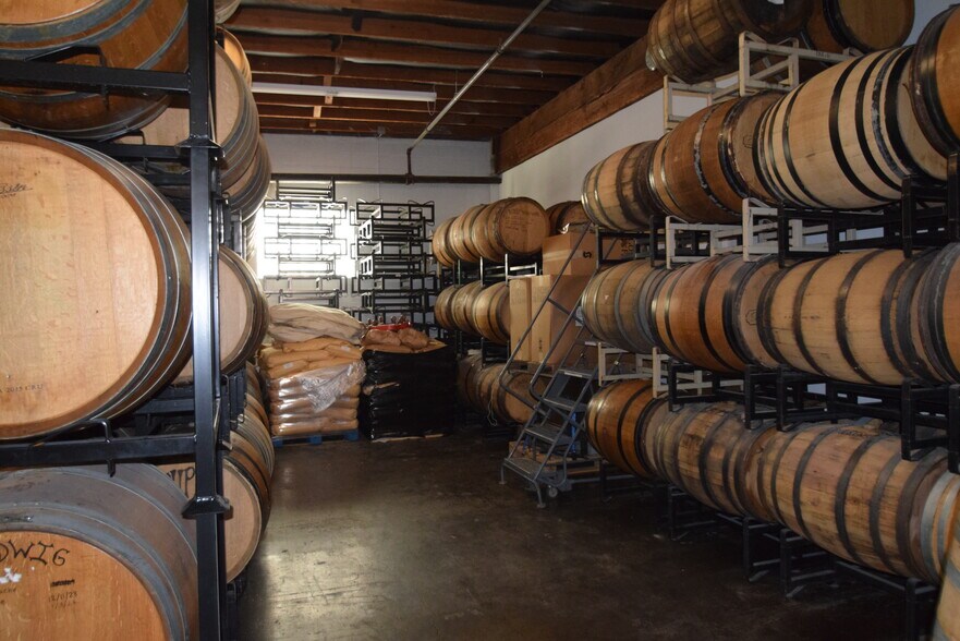 More Photos Of 30 SW Century Dr, Bend Warehouse For Lease