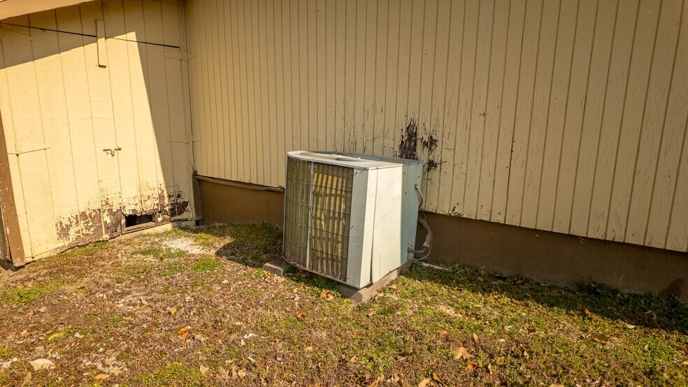 More Photos Of 105 E Couch St, Alton General Retail For Sale