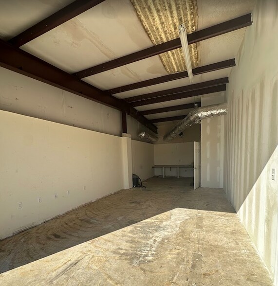 More Photos Of 1975 Mall Blvd, Auburn Warehouse For Lease