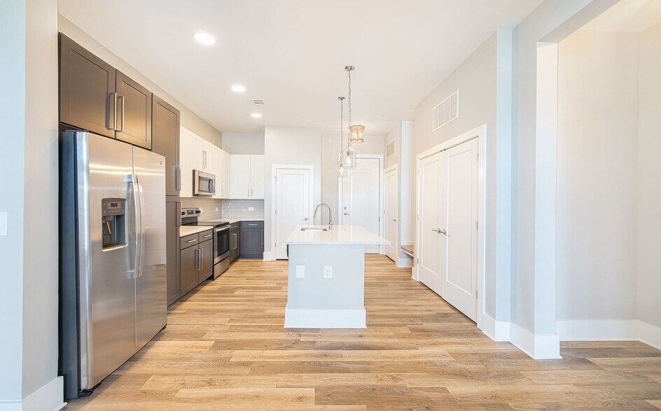 More Photos Of 725-735 Coleman Blvd, Mount Pleasant Apartments For Lease