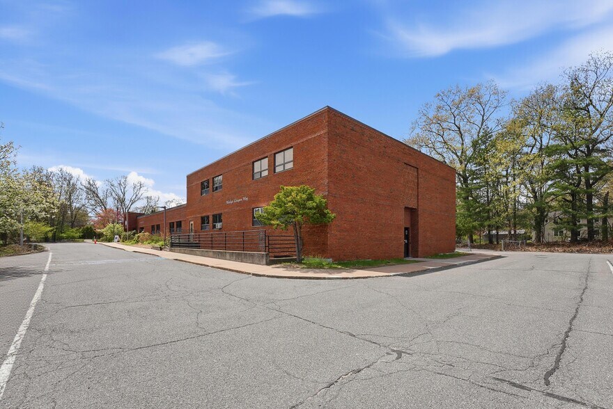 More Photos Of 594 Converse St, Longmeadow Schools For Lease