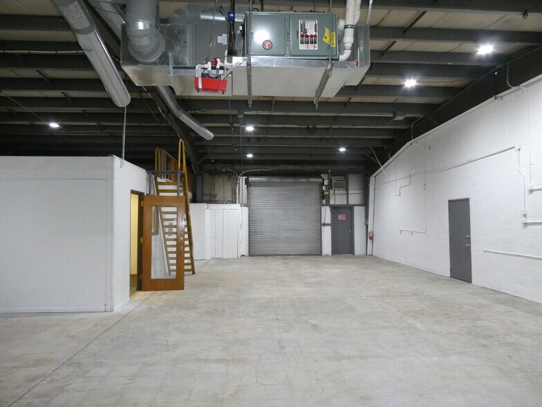 More Photos Of 425 N Grove St, Berlin Warehouse For Lease