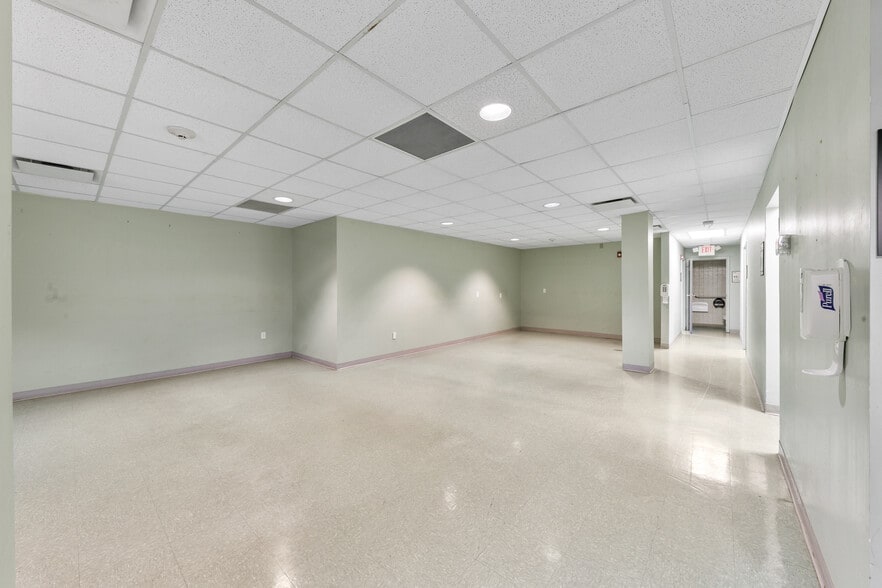 More Photos Of 3828 Avenue N, Galveston Hospital For Lease