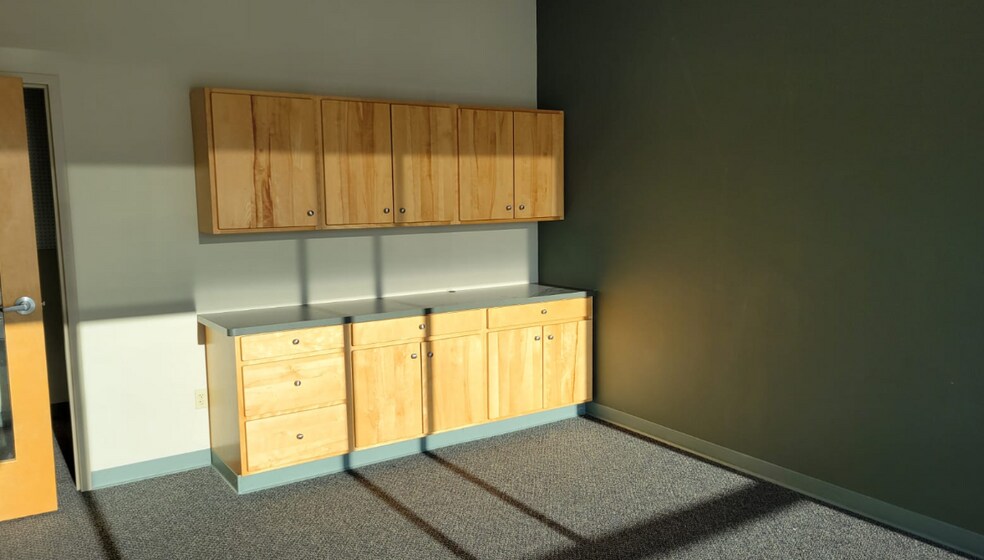 More Photos Of 620 E Green Bay Ave, Saukville General Retail For Lease
