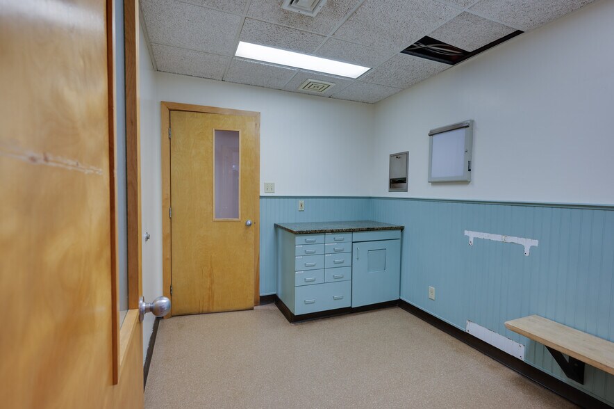 More Photos Of 154 Sturbridge Rd, Charlton Veterinarian Kennel For Lease