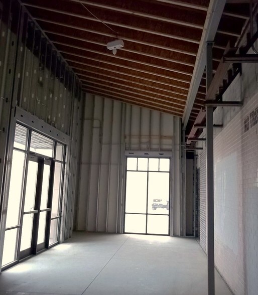 More Photos Of 2301 NW 12th St, Lincoln Showroom For Lease