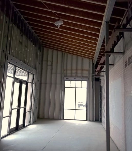 More Photos Of 2301 NW 12th St, Lincoln Showroom For Lease