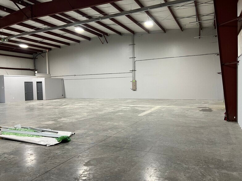 More Photos Of 1113 Alex Dr, Elizabethtown Flex For Lease