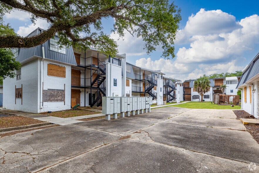 More Photos Of 100 Redwood Cir, Pensacola Apartments For Sale