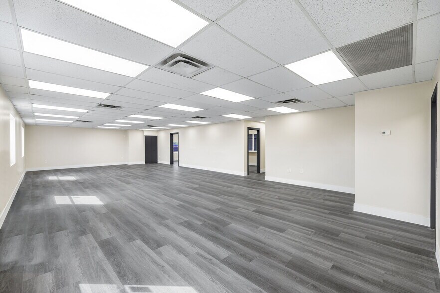 More Photos Of 10410 NW South River Dr, Medley Truck Terminal For Lease