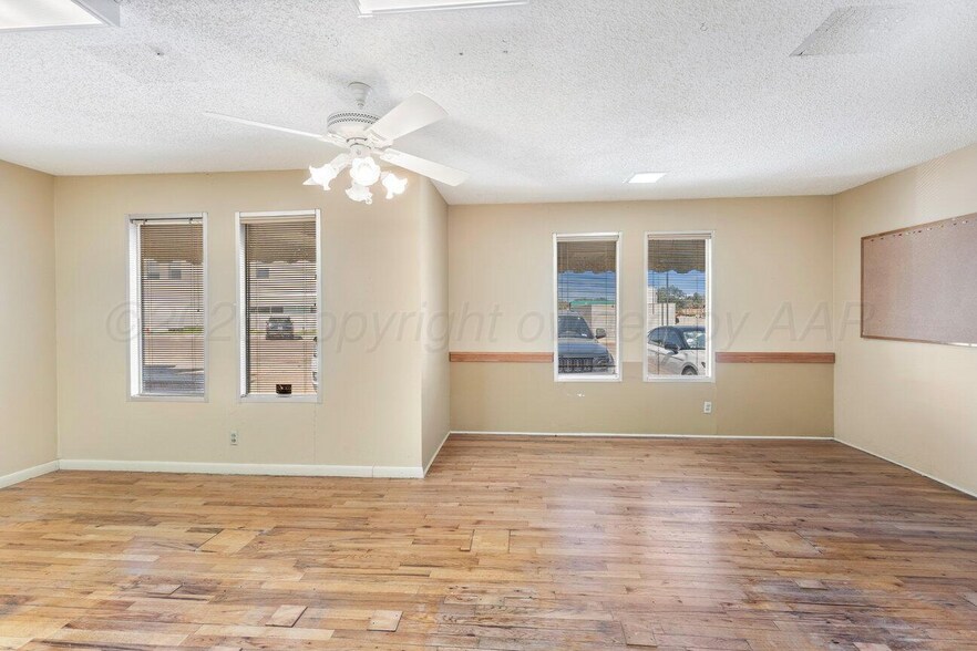 More Photos Of 206 S Bliss Ave, Dumas Office For Sale