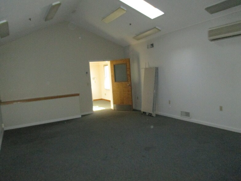 More Photos Of 23 McIntosh Ave, Dover Office For Lease