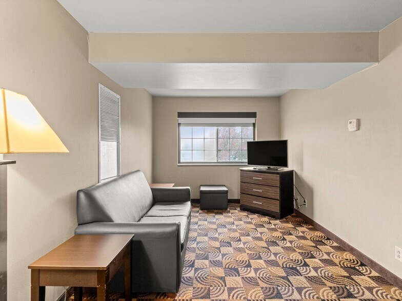 More Photos Of 1001 W College, Oak Creek Hotel For Sale