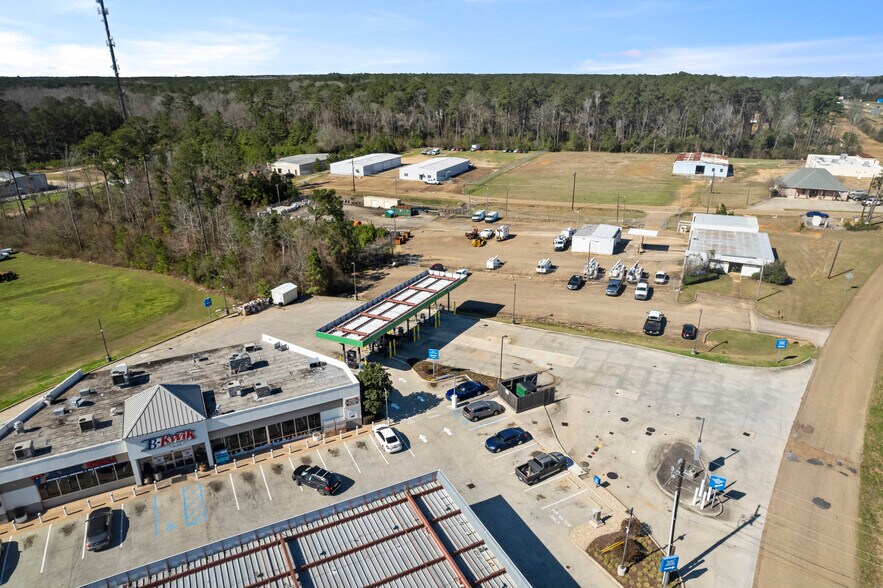 More Photos Of 1410 Apache Dr, Mccomb Freestanding For Sale