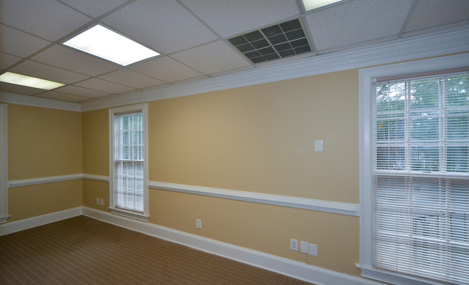 More Photos Of 8046 Roswell Rd, Atlanta Office For Sale