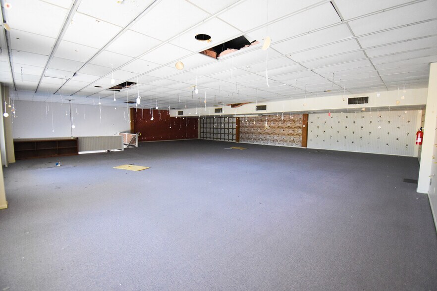 More Photos Of 3110 N Davis Hwy, Pensacola Showroom For Lease