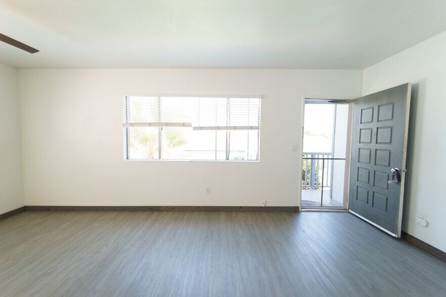 More Photos Of 562-564 11th St, Imperial Beach Apartments For Sale