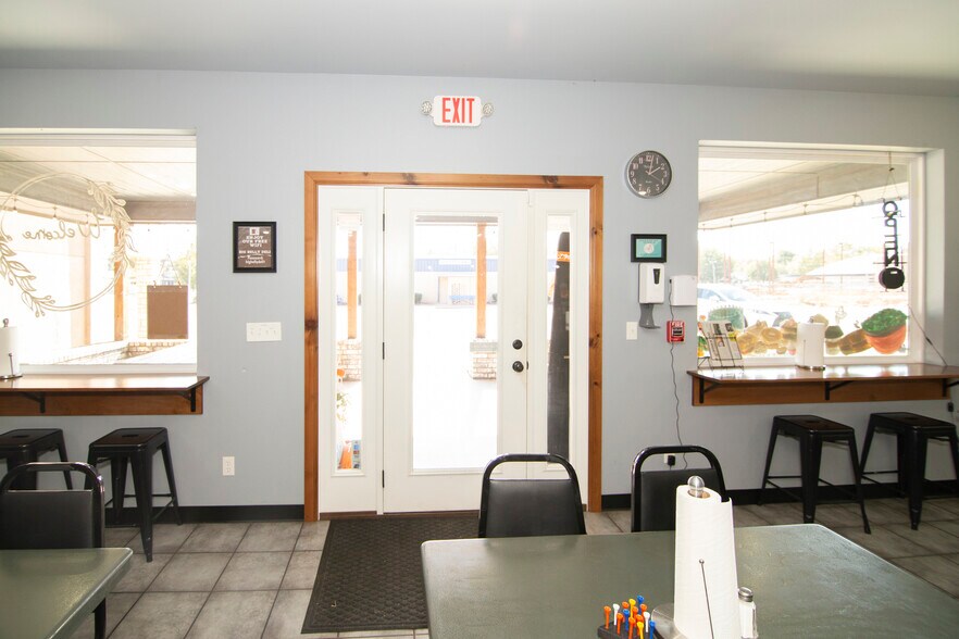 More Photos Of 407 W Main St, Marlow Restaurant For Sale