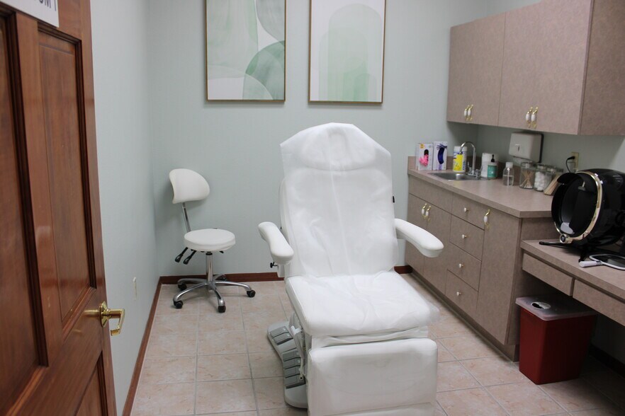 More Photos Of 2831 Alternate 19, Palm Harbor Office For Lease