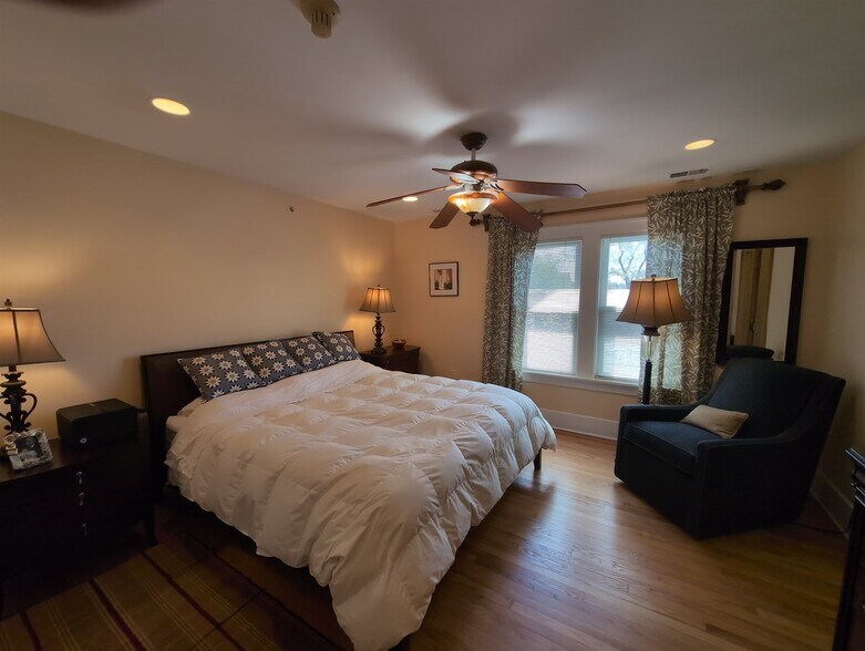 More Photos Of 417 N Hough St, Barrington Office For Sale