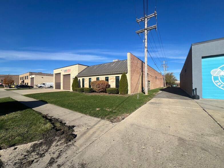 More Photos Of 131 Garlisch Dr, Elk Grove Village Warehouse For Lease