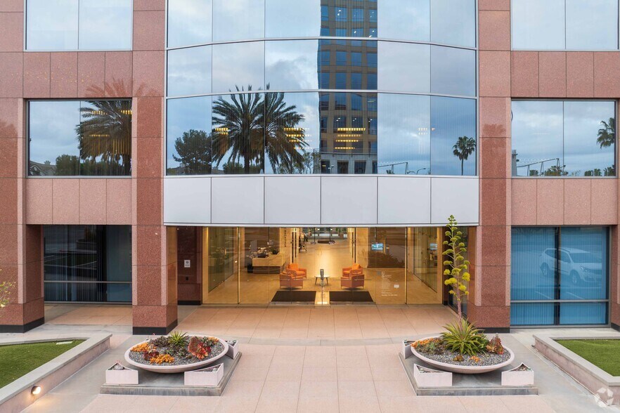 More Photos Of 1 MacArthur Pl, Santa Ana Office For Lease