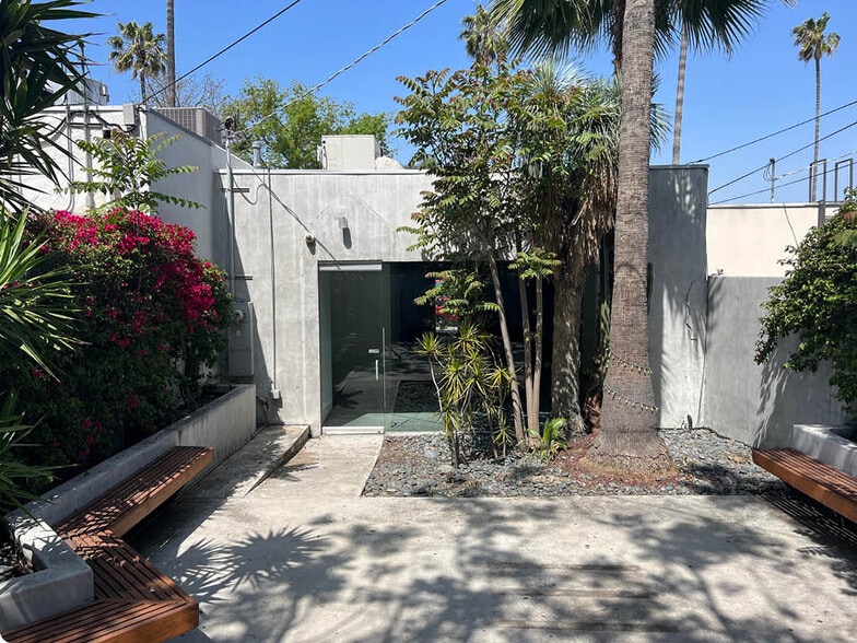 More Photos Of 11916 Ventura Blvd, Studio City Restaurant For Lease