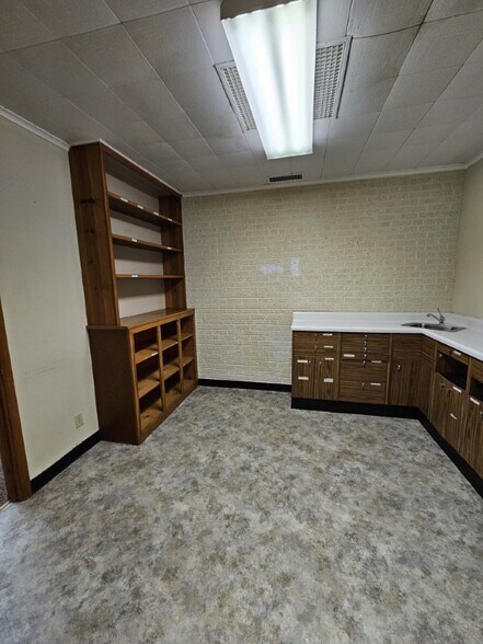 More Photos Of 1106 E Broadway Ave, Enid Medical For Sale