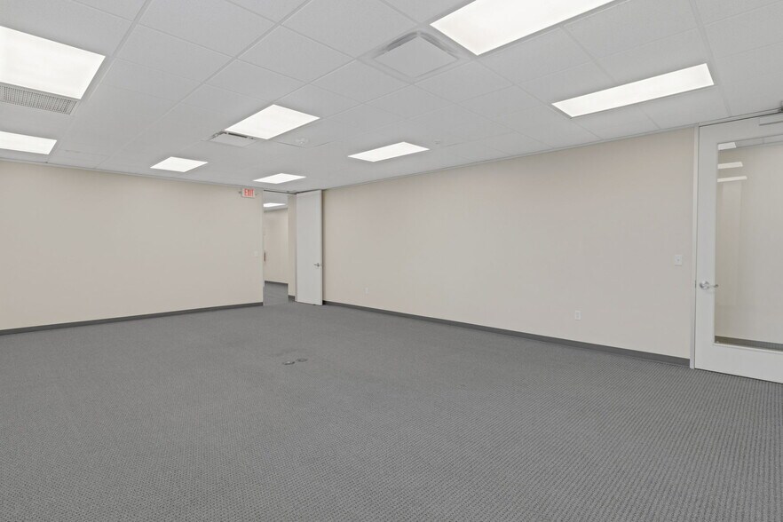 More Photos Of 8110 Parkside Ave, Baytown Warehouse For Sale