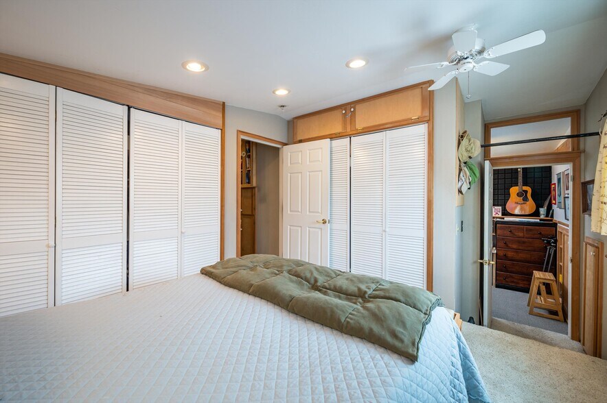 More Photos Of 1324 Commercial, Bellingham General Retail For Sale