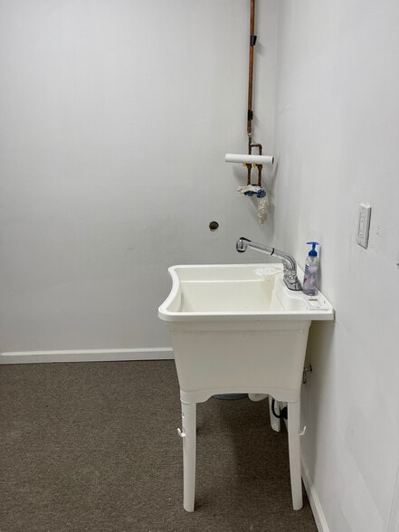 More Photos Of 130 Lenox Ave, Stamford Warehouse For Sale